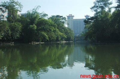 说明: http://news.gxun.edu.cn/upload/2012-06/12061210382354.jpg